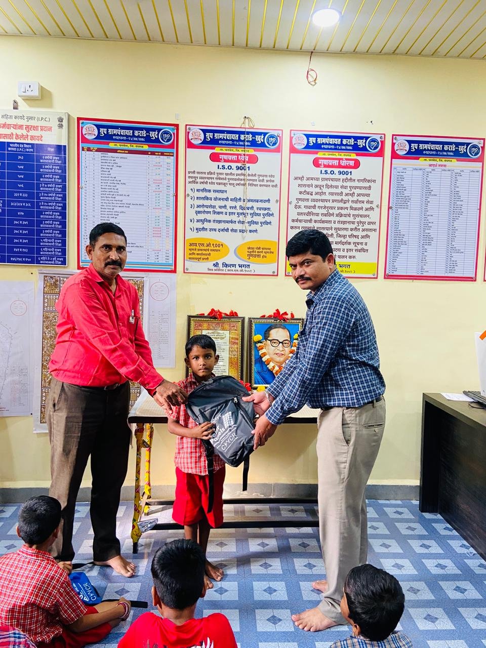 विद्यार्थ्यांना शालेय साहित्य वाटप कार्यक्रम